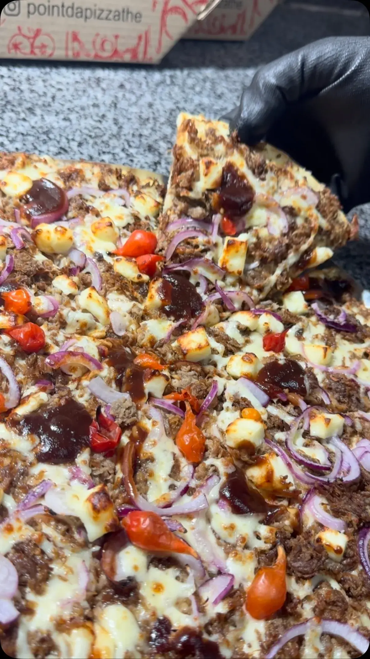 Pizza do Point da Pizza com carne, queijo coalho e pimenta biquinho
